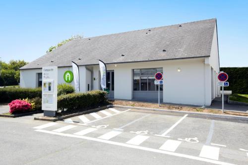 un parking vide devant une station-service dans l'établissement Campanile Brest - Gouesnou Aeroport, à Gouesnou