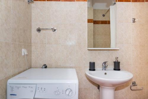łazienka z umywalką i pralką w obiekcie Sitia Old Port Apartment w mieście Sitia