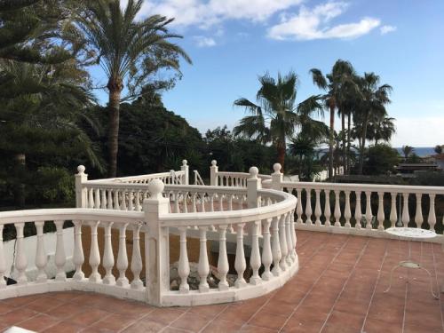 Un balcón o terraza de Exclusive villa El Mesidor Puerto Banus Marbella