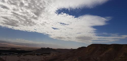 a cloudy sky over a mountain in the desert at צימר גראפה בערבה - Grappa in Yahel