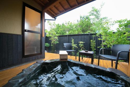 a koi pond in the middle of a patio at Oyado Den Rikyu in Yufuin