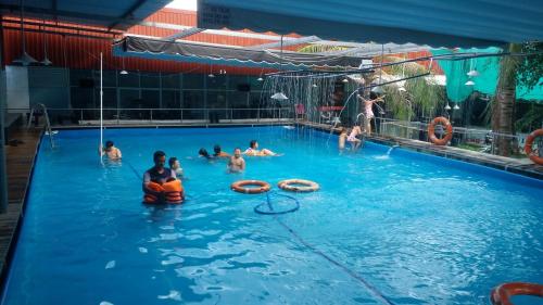 eine Gruppe von Personen in einem Schwimmbad in der Unterkunft Motel Bao Linh in Vũng Tàu