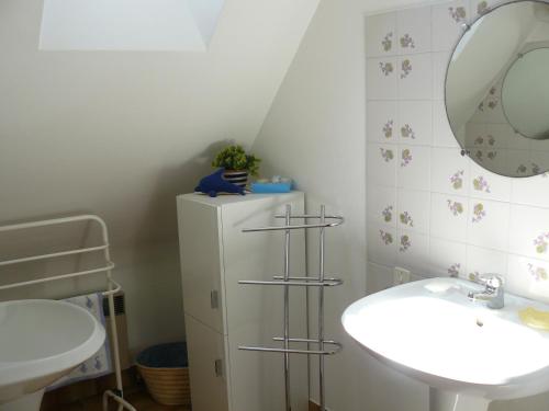 La salle de bains est pourvue d'un évier et d'un réfrigérateur blanc. dans l'établissement GWEVAZIG - Maison de Pays, Jardin Clos - S22, à Saint-Philibert