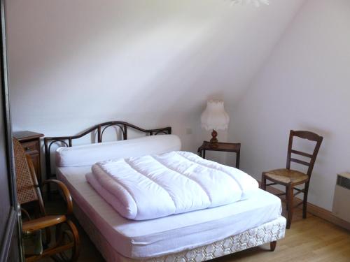 - une chambre avec un lit blanc et 2 chaises dans l'établissement GWEVAZIG - Maison de Pays, Jardin Clos - S22, à Saint-Philibert