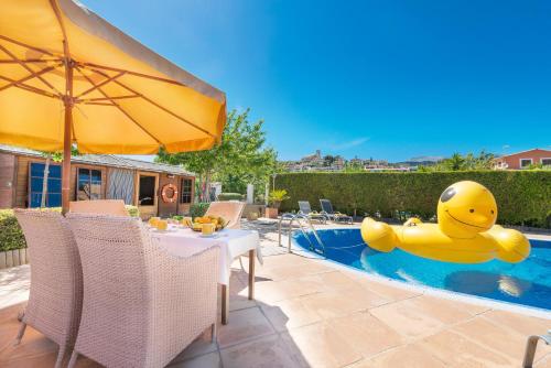 Bazén v ubytování Finca Son Macia, amplia piscina, jardines en Selva, cerca de playas nebo v jeho okolí