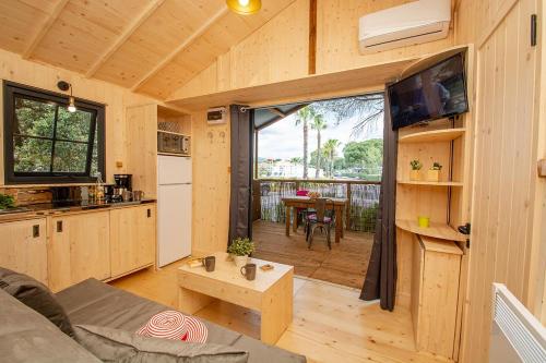 Cuisine ou kitchenette dans l'établissement Parc Saint James Oasis Village