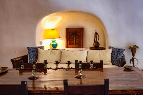 een woonkamer met een bank en een tafel bij Heliophos Boutique Caves in Oia