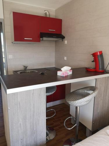 阿格德角的住宿－Heliopolis F39，厨房配有水槽和带凳子的台面