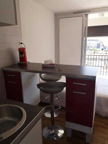 une cuisine avec un évier et un comptoir avec un évier dans l'établissement Heliopolis F39, au Cap d'Agde