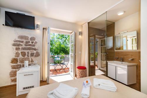 TV a/nebo společenská místnost v ubytování Idassa Palace rooms