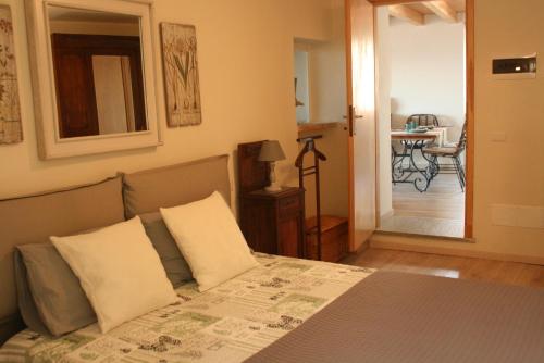 1 dormitorio con 1 cama con 2 almohadas en Vista Lago en Maccagno Superiore