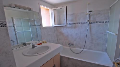 une salle de bain avec un lavabo, une douche et une baignoire dans l'établissement Petit Village, aux Issambres
