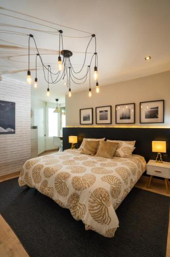 una camera da letto con un letto grande e un lampadario di Level 11 Apartment a Aguadulce