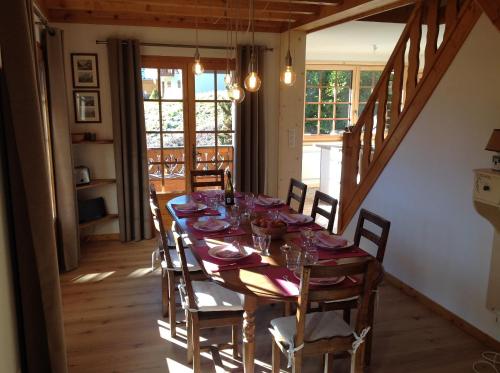 une salle à manger avec une grande table et des chaises dans l'établissement Chalet Marie Paradis, à Saint-Gervais-les-Bains