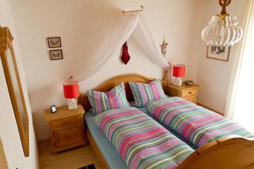 ein Bett mit zwei Kissen auf einem Zimmer in der Unterkunft Arber Ferienwohnungen Friedl in Bayerisch Eisenstein