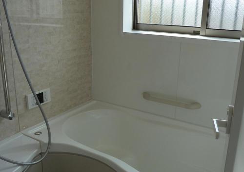 a white bathroom with a shower and a window at Kanaloa Funabashi in Funabashi