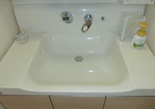a white sink with a faucet in a bathroom at Kanaloa Funabashi in Funabashi