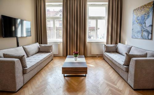 TV a/nebo společenská místnost v ubytování Letna Garden Suites