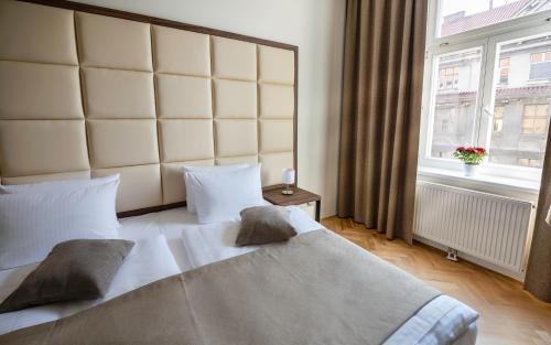 Postel nebo postele na pokoji v ubytování Letna Garden Suites