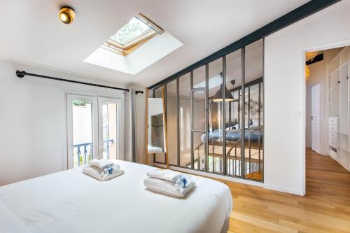 - une chambre avec un lit blanc et une grande fenêtre dans l'établissement CMG Porte d'Orléans - Montrouge, à Montrouge