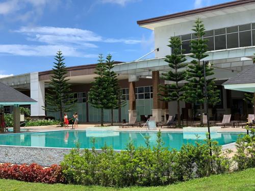 vista para a frente de um edifício com piscina em The Windy Heights Tagaytay em Tagaytay