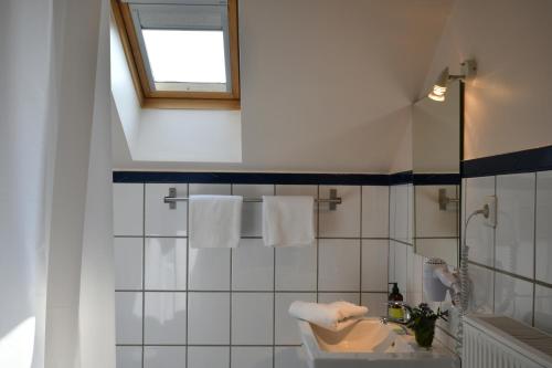 Kylpyhuone majoituspaikassa Gästehaus & Café Leeze