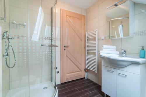 ein Bad mit einer Dusche, einem Waschbecken und einem WC in der Unterkunft Villa Juraj in Bol