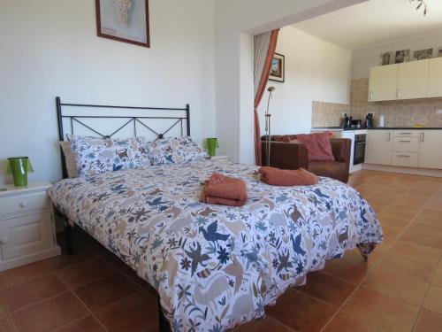 sypialnia z łóżkiem z niebiesko-białą kołdrą w obiekcie Casa Rey Rural Apartment w mieście Cómpeta