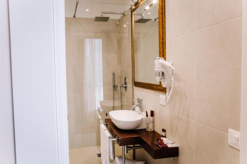 een badkamer met een wastafel en een spiegel bij Spaccanapoli B&B City Soul in Napels