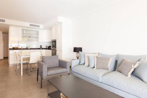 un salon avec un canapé blanc et une cuisine dans l'établissement On la Croisette: luxe 2 bedrooms/ 2 baths, à Cannes