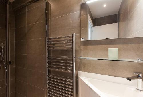 une salle de bain avec une douche, un lavabo et un miroir dans l'établissement On la Croisette: luxe 2 bedrooms/ 2 baths, à Cannes