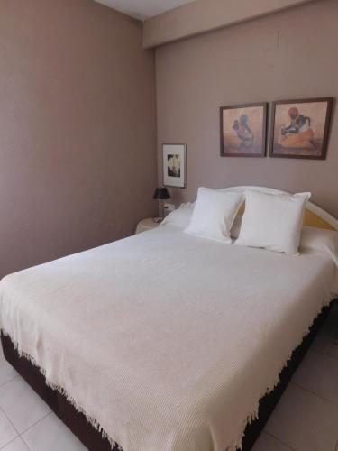 デニアにあるLos Molinos-Turistikaのベッドルーム1室(大きな白いベッド1台、枕2つ付)
