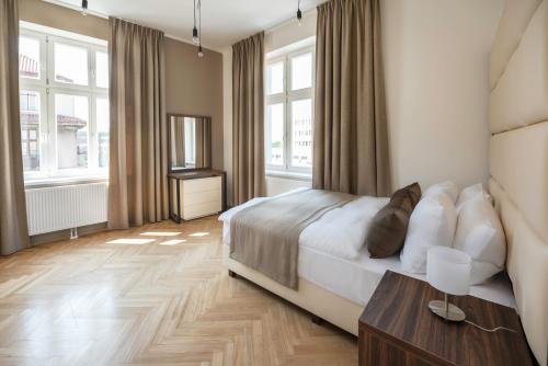 Postel nebo postele na pokoji v ubytování Letna Garden Suites