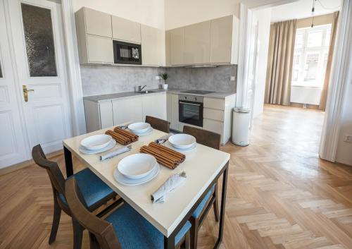 Kuchyň nebo kuchyňský kout v ubytování Letna Garden Suites