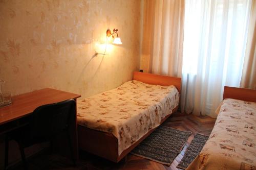 เตียงในห้องที่ Essentukskaya Klinika Sanatorium