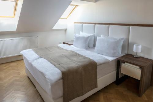 Postel nebo postele na pokoji v ubytování Letna Garden Suites