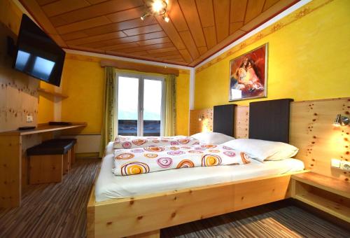 Ein Bett oder Betten in einem Zimmer der Unterkunft Gasthaus Schöberingerhof
