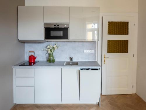 Kuchyň nebo kuchyňský kout v ubytování Letna Garden Suites