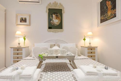 羅馬的住宿－Cave98 Apartment，白色卧室配有一张大床和两张梳妆台