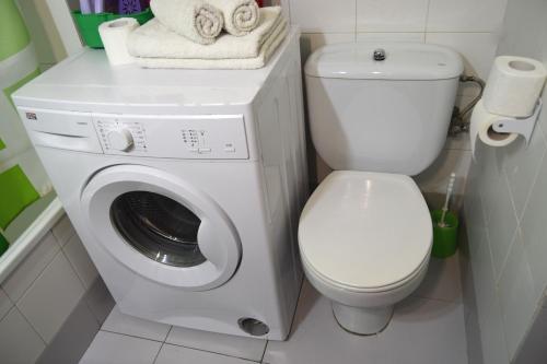 セビリアにあるRESOLANA 3のバスルーム(洗濯機、トイレ付)