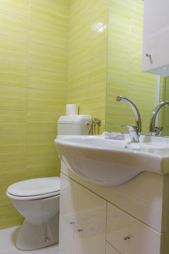 Ένα μπάνιο στο Apartmaji SLATENIK