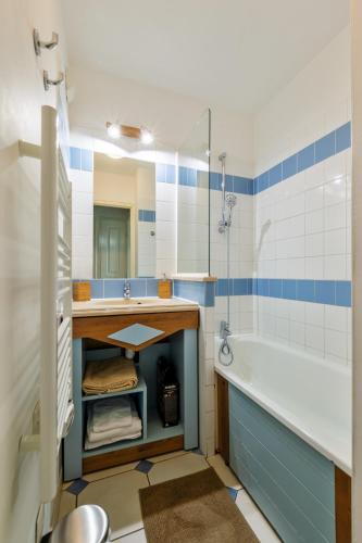 une salle de bain avec une baignoire et un lavabo et une baignoire dans l'établissement LA RESIDENCE DU GOLF DE DEAUVlLLE, à Deauville