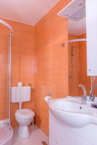 Ένα μπάνιο στο Apartmaji SLATENIK
