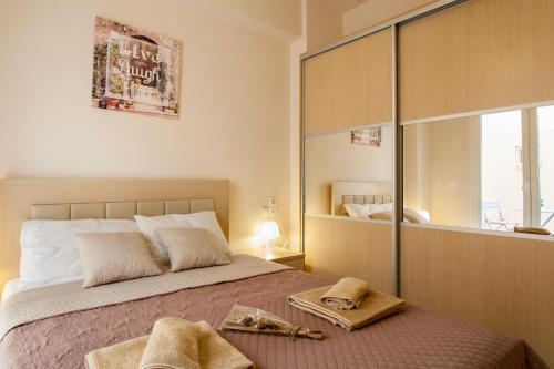 1 dormitorio con 1 cama con 2 toallas en Kytaion Premium Residence with private Pool, en Agia Pelagia