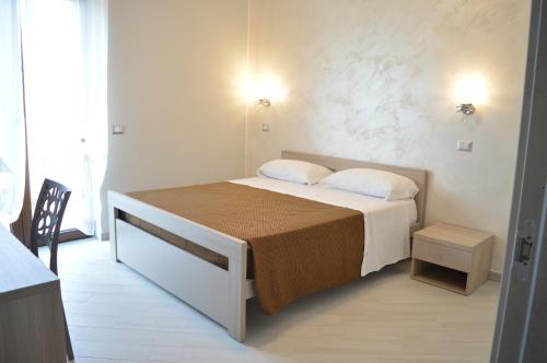 sypialnia z łóżkiem z brązowym i białym kocem w obiekcie Sotto il Cielo del Cilento w mieście Ostigliano