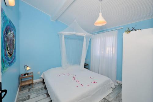 una camera da letto con un letto bianco con fiori rossi di Villa My Sunshine Star a Murter