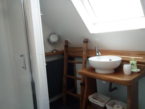 La salle de bains est pourvue d'un lavabo et d'une lucarne. dans l'établissement AU SOLEIL COUCHANT, à Saint-Julien-de-Lampon