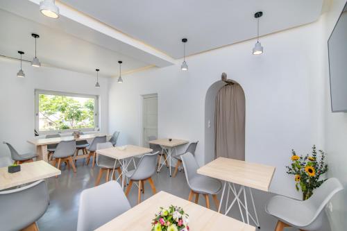 Un restaurante o sitio para comer en Vincenzo Family Rooms