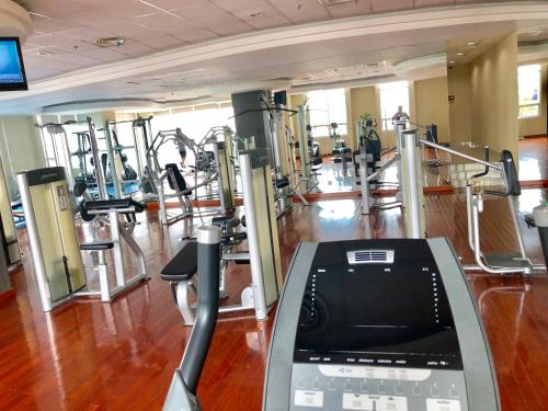 Fitness centrum a/nebo fitness zařízení v ubytování Trillium Apartment - Cozy and Bright Downtown Surabaya by Le Ciel Hospitality