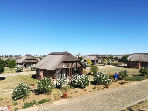 una vista aérea de un pueblo con casas en Gaggle Inn Guest Lodge, en Kroonstad